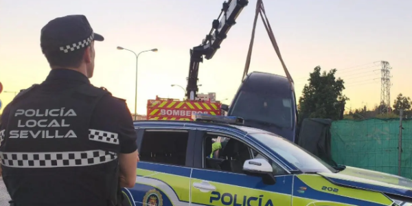 西班牙一司机拒绝警方检查驾车逃窜，穿越多个城区后被捕，两名警察受轻伤
