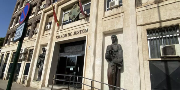 华人夫妇因守法拒绝卖酒被暴徒打落两颗牙齿