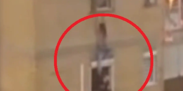 塞维利亚住宅起火 邻居徒手救下悬窗女子避免坠楼