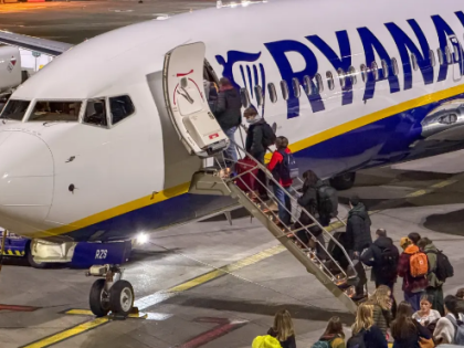 一个纸箱解决随身行李难题 廉价航空打包技巧走红