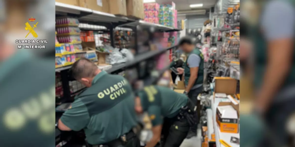 警方在华人百元店查获300万欧元假玩具  地下室成秘密工厂