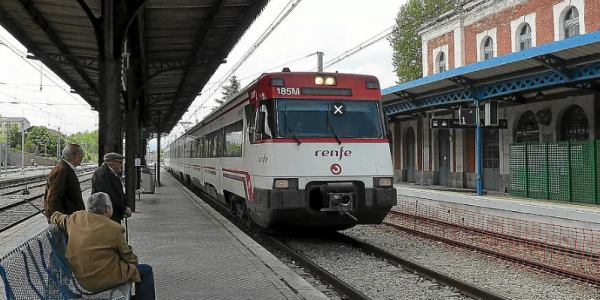 西班牙铁路快车与卡车轻微相撞 无人员伤亡