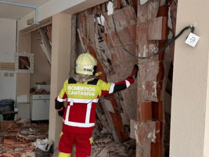 西班牙住宅楼施工引发坍塌 18人紧急疏散