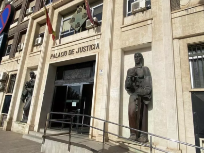 华人夫妇因守法拒绝卖酒被暴徒打落两颗牙齿