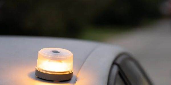 21辆汽车遭破窗盗窃 警方抓获专偷V-16警示灯嫌疑人