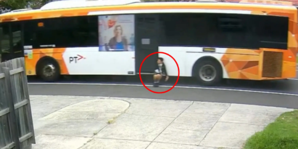 车门夹人酿险情：12岁男孩被公交拖行 司机未察觉已被解雇