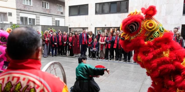 火马奔腾庆新春  马德里Usera上演最大规模中国年庆典