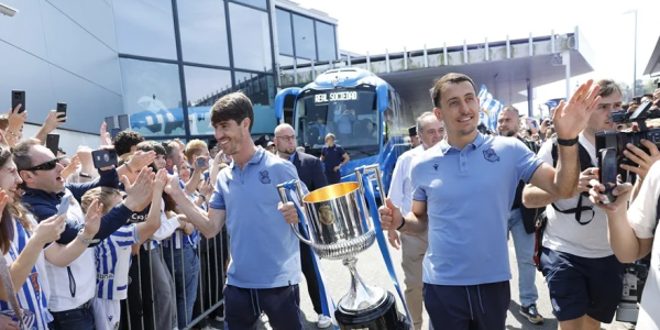 皇家社会凯旋归来：10万球迷迎接 国王杯庆典引爆全城