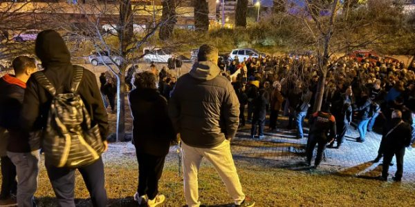 巴达洛纳移民安置引冲突 支持与反对居民对峙