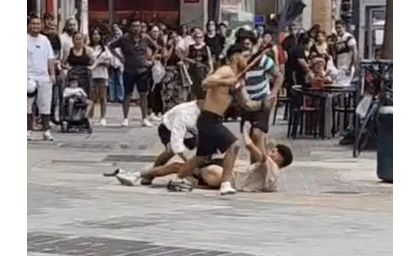 摩洛哥人街头激烈群殴大火拼  杀戮声惊呆路人叉手看大戏