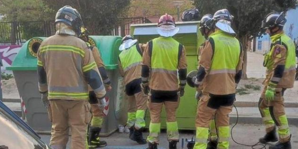 为取捐赠衣物反被困 西班牙回收箱成“危险陷阱”