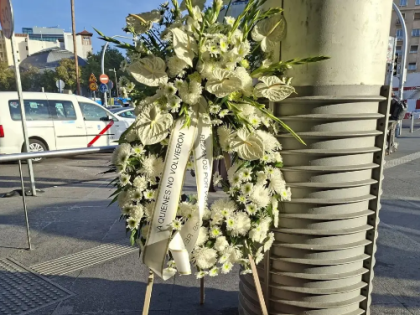 马德里火车站出现悼念祭坛，民众为托莱多铁路事故遇难者祈祷