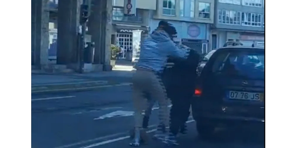 西班牙西北部发生路怒冲突 两名司机当街互殴被劝开