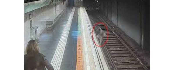 惊险一刻：男子坠落巴塞罗那地铁轨道 众人合力将其救起