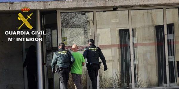 西班牙男子入室抢劫未遂 试图纵火并持剪刀威胁屋主被捕