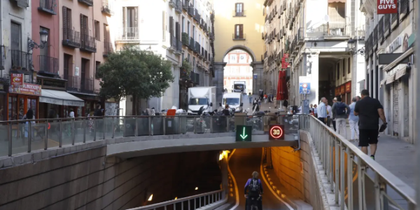 同区不同价！市中心停车收费差异引争议，居民要求统一标准