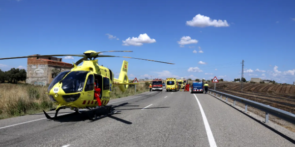 西班牙两卡车相撞起火致2人死亡 一人受伤送医