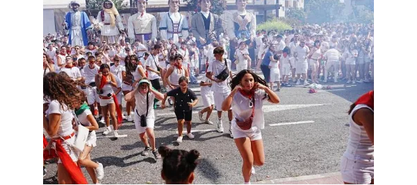 西班牙北部庆祝节日 多枚冲天烟花失误射向人群致50人受伤