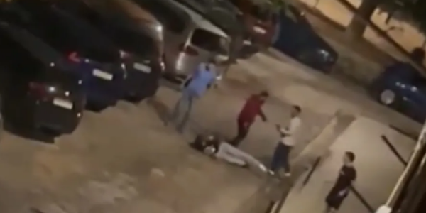 加泰罗尼亚警员追踪可疑车辆遭伏击，一人身中4枪后仍被继续殴打