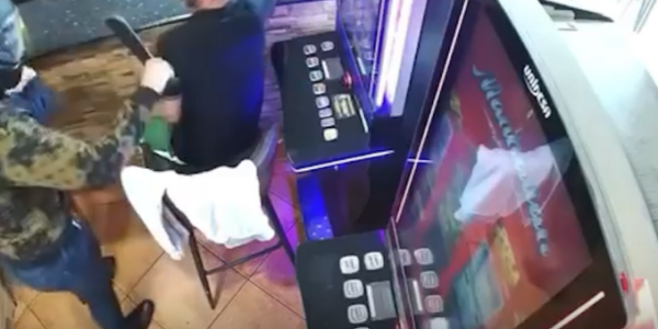 西班牙酒吧上演离奇一幕 持刀抢劫因“被当玩笑”而失败