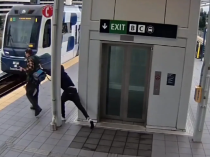 西雅图地铁站惊险一幕 男子试图推人下轨未遂