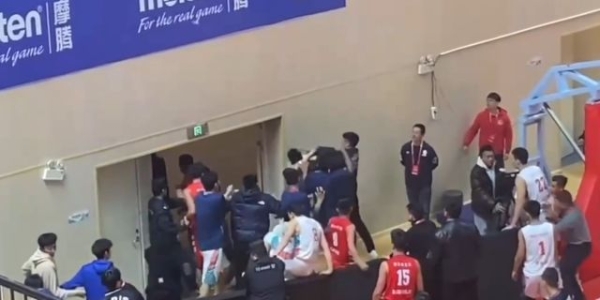场面混乱！篮球城市联赛爆发大规模冲突（组图）
