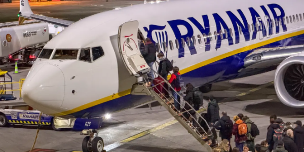 一个纸箱解决随身行李难题 廉价航空打包技巧走红