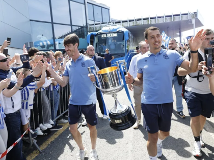 皇家社会凯旋归来：10万球迷迎接 国王杯庆典引爆全城