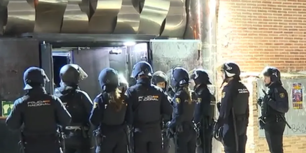 马德里郊区清晨突查多家娱乐场所 32人被捕