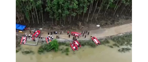 皮卡车坠河仍有9人失联，相关责任人被控制
