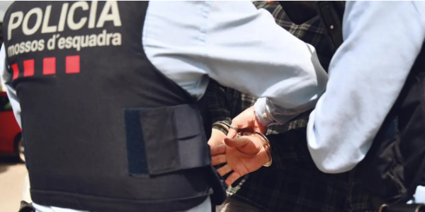巴塞罗那警方逮捕一名44岁男子，涉嫌性侵并抢劫两名无家可归女性