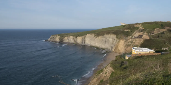 西班牙北部海滩惊现离奇命案 男子赤裸身亡疑点重重
