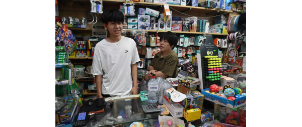 华人店员讲述被打劫：“他把刀架在我脖子，我直接给他一拳”
