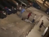 加泰罗尼亚警员追踪可疑车辆遭伏击，一人身中4枪后仍被继续殴打