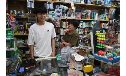 华人店员讲述被打劫：“他把刀架在我脖子，我直接给他一拳”
