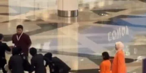 中国女游客硬闯吉隆坡机场不成大闹 被女辅警抬走面控