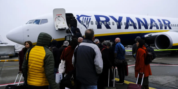 瑞安航空航班起飞前丢下24名乘客 安检延误引争议