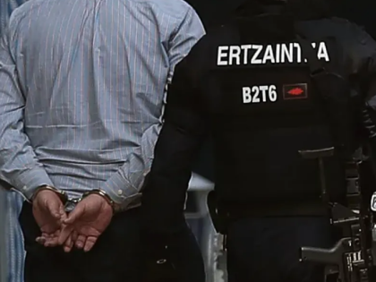 西班牙一家庭涉敲诈未成年人：以裸照视频威胁，父子三人被警方逮捕