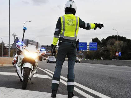 西班牙男子撞摩托车后逃逸 又谎报车辆被盗企图逃责