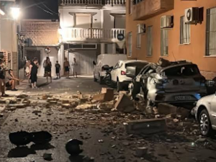 西班牙南部5级地震 有建筑物体跌落 人们半夜走出户外避险
