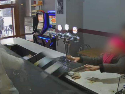 因儿子打老虎机输钱  华人酒吧被西班牙妇女疯狂打砸