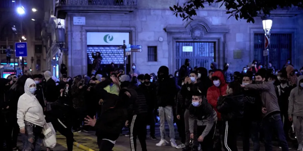 法官拒绝为袭击巴塞罗那警察局的亲哈塞尔抗议者提供大赦