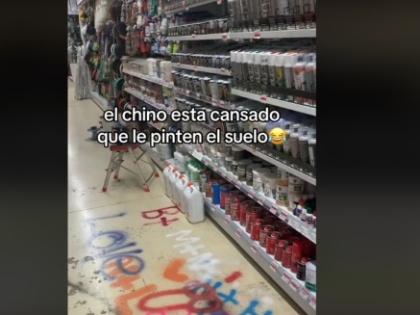 华人百元店为客人在地板上乱喷油漆忍无可忍
