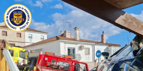 惊险一幕：加的斯拖车失控冲进住宅  门廊坍塌幸无人伤亡