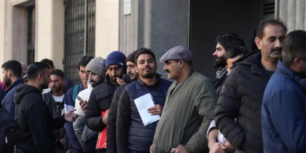 西班牙超50万移民合法化引分歧 政治争议再升级