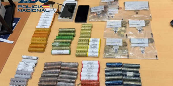 西班牙一银行遭破门抢劫 800欧元硬币藏垃圾桶逃跑被警方逮捕