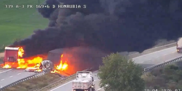 火光冲天！西班牙两卡车相撞引发大火  道路封闭数小时