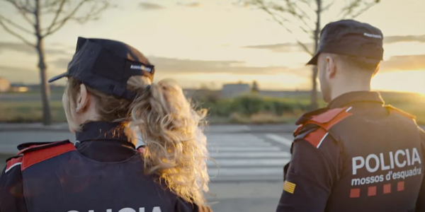 丈夫下车关门酿事故 西班牙电动车失控致妻子身亡