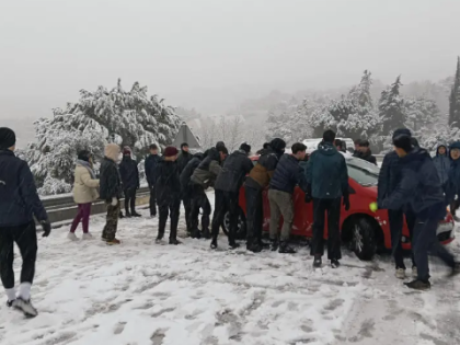 突发降雪致A-6高速瘫痪，数百车辆清晨被困数小时