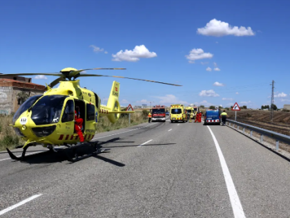 西班牙两卡车相撞起火致2人死亡 一人受伤送医